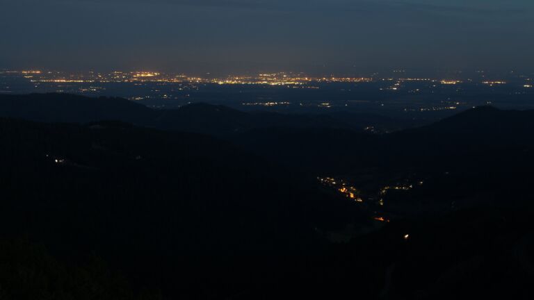 Dieses Bild zeigt eine Webcam-Aufnahme vom Achertal, aufgenommen am Samstag, den 19.07.2025 um 04:40 Uhr. Die Temperatur betrug 15.5°C.
