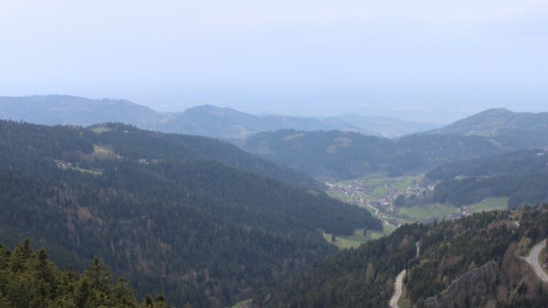 Dieses Bild zeigt eine Webcam-Aufnahme vom Achertal, aufgenommen am Samstag, den 11.04.2026 um 17:00 Uhr. Die Temperatur betrug 17.2°C.