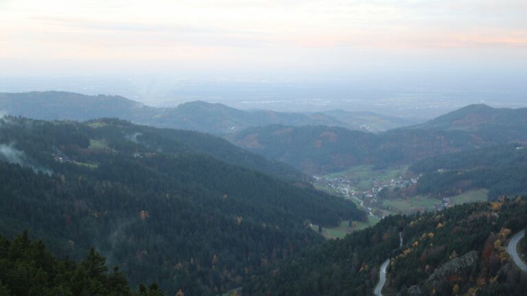 Dieses Bild zeigt eine Webcam-Aufnahme vom Achertal, aufgenommen am Montag, den 03.11.2025 um 07:30 Uhr. Die Temperatur betrug 2.6°C.