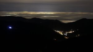 Dieses Bild zeigt eine Webcam-Aufnahme vom Achertal, aufgenommen am Dienstag, den 16.12.2025 um 22:00 Uhr. Die Temperatur betrug 5.8°C.