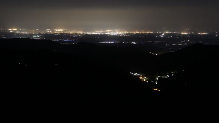 Dieses Bild zeigt eine Webcam-Aufnahme vom Achertal, aufgenommen am Mittwoch, den 30.04.2025 um 02:30 Uhr. Die Temperatur betrug 12.7°C.