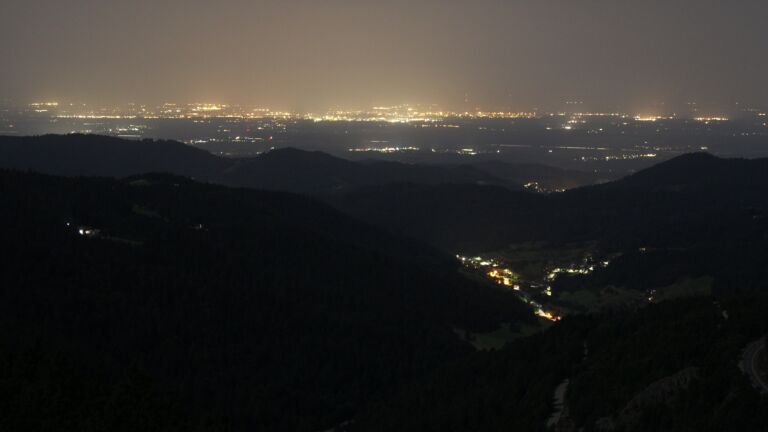 Dieses Bild zeigt eine Webcam-Aufnahme vom Achertal, aufgenommen am Donnerstag, den 14.08.2025 um 04:00 Uhr. Die Temperatur betrug 23.1°C.