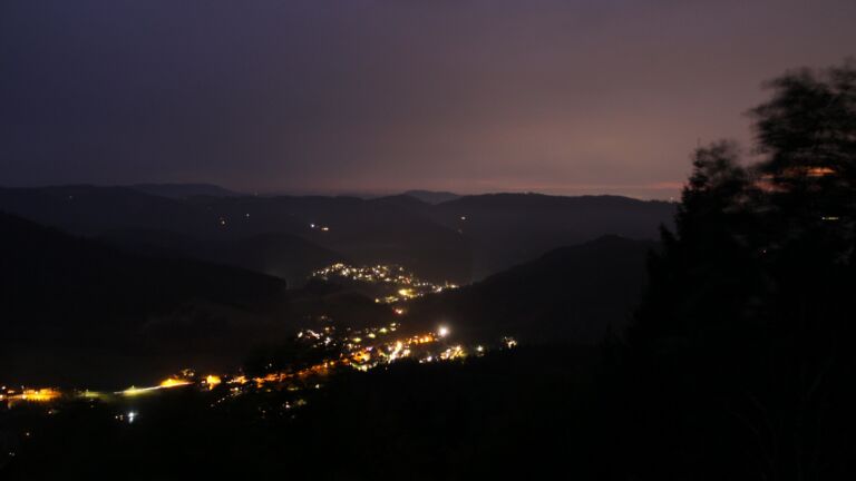 Dieses Bild zeigt eine Webcam-Aufnahme vom Achertal, aufgenommen am Sonntag, den 04.10.2026 um 19:50 Uhr. Die Temperatur betrug 14.3°C.