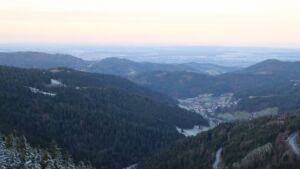 Dieses Bild zeigt eine Webcam-Aufnahme vom Achertal, aufgenommen am Dienstag, den 02.12.2025 um 08:10 Uhr. Die Temperatur betrug 2.2°C.