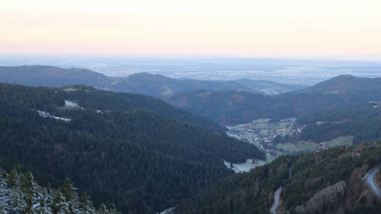 Dieses Bild zeigt eine Webcam-Aufnahme vom Achertal, aufgenommen am Dienstag, den 02.12.2025 um 08:10 Uhr. Die Temperatur betrug 2.2°C.