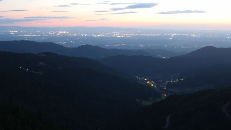Dieses Bild zeigt eine Webcam-Aufnahme vom Achertal, aufgenommen am Montag, den 23.06.2025 um 22:30 Uhr. Die Temperatur betrug 14.2°C.