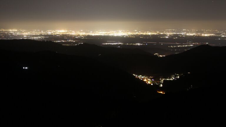 Dieses Bild zeigt eine Webcam-Aufnahme vom Achertal, aufgenommen am Donnerstag, den 12.03.2026 um 21:30 Uhr. Die Temperatur betrug 3.8°C.