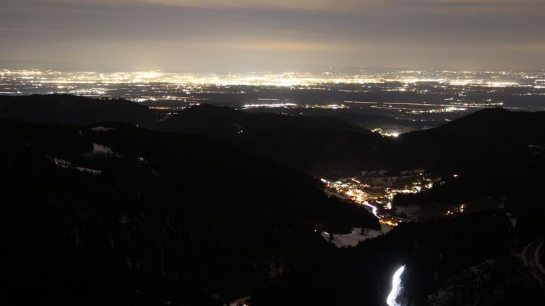 Dieses Bild zeigt eine Webcam-Aufnahme vom Achertal, aufgenommen am Dienstag, den 13.01.2026 um 18:20 Uhr. Die Temperatur betrug 6.6°C.