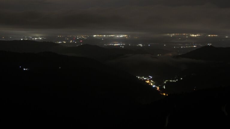 Dieses Bild zeigt eine Webcam-Aufnahme vom Achertal, aufgenommen am Donnerstag, den 28.08.2025 um 04:50 Uhr. Die Temperatur betrug 13.2°C.