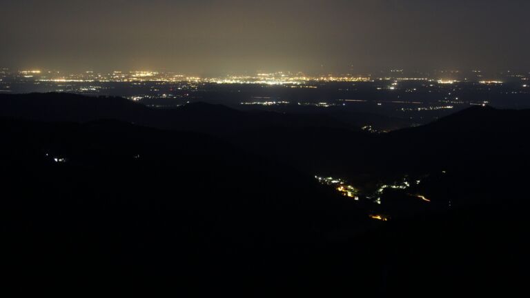 Dieses Bild zeigt eine Webcam-Aufnahme vom Achertal, aufgenommen am Dienstag, den 01.07.2025 um 03:40 Uhr. Die Temperatur betrug 22.2°C.