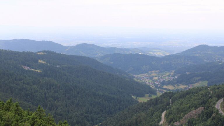 Dieses Bild zeigt eine Webcam-Aufnahme vom Achertal, aufgenommen am Montag, den 23.06.2025 um 14:30 Uhr. Die Temperatur betrug 19.2°C.