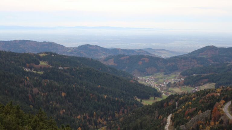 Dieses Bild zeigt eine Webcam-Aufnahme vom Achertal, aufgenommen am Freitag, den 31.10.2025 um 16:30 Uhr. Die Temperatur betrug 10.6°C.