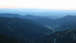 Dieses Bild zeigt eine Webcam-Aufnahme vom Achertal, aufgenommen am Sonntag, den 26.04.2026 um 21:10 Uhr. Die Temperatur betrug 10.2°C.