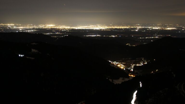 Dieses Bild zeigt eine Webcam-Aufnahme vom Achertal, aufgenommen am Dienstag, den 13.01.2026 um 23:00 Uhr. Die Temperatur betrug 6.2°C.