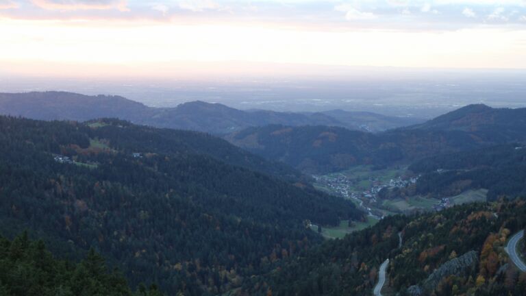 Dieses Bild zeigt eine Webcam-Aufnahme vom Achertal, aufgenommen am Freitag, den 24.10.2025 um 18:10 Uhr. Die Temperatur betrug 2.4°C.