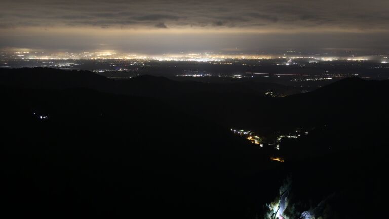 Dieses Bild zeigt eine Webcam-Aufnahme vom Achertal, aufgenommen am Freitag, den 17.10.2025 um 04:30 Uhr. Die Temperatur betrug 4.6°C.
