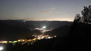 Dieses Bild zeigt eine Webcam-Aufnahme vom Achertal, aufgenommen am Donnerstag, den 29.10.2026 um 19:30 Uhr. Die Temperatur betrug 6.8°C.