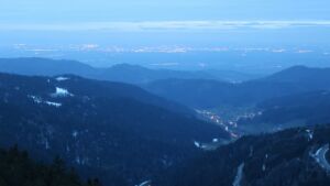 Dieses Bild zeigt eine Webcam-Aufnahme vom Achertal, aufgenommen am Freitag, den 03.04.2026 um 20:30 Uhr. Die Temperatur betrug 5.3°C.