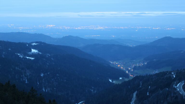 Dieses Bild zeigt eine Webcam-Aufnahme vom Achertal, aufgenommen am Freitag, den 03.04.2026 um 20:30 Uhr. Die Temperatur betrug 5.3°C.