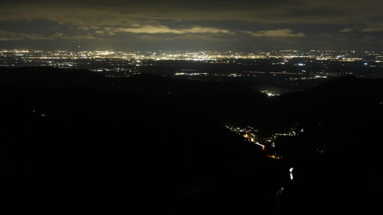 Dieses Bild zeigt eine Webcam-Aufnahme vom Achertal, aufgenommen am Dienstag, den 21.10.2025 um 19:30 Uhr. Die Temperatur betrug 9.1°C.