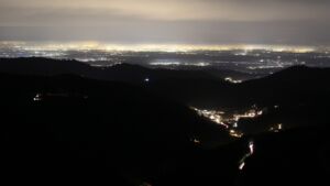 Dieses Bild zeigt eine Webcam-Aufnahme vom Achertal, aufgenommen am Samstag, den 20.12.2025 um 18:10 Uhr. Die Temperatur betrug 9.2°C.