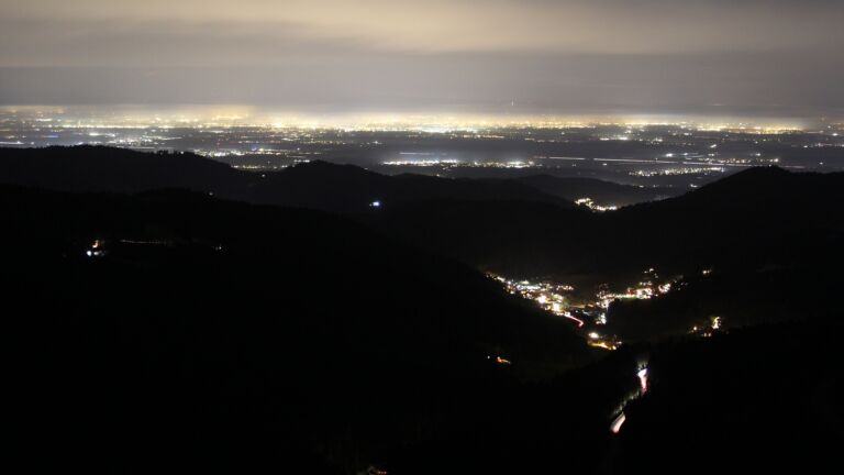 Dieses Bild zeigt eine Webcam-Aufnahme vom Achertal, aufgenommen am Samstag, den 20.12.2025 um 18:10 Uhr. Die Temperatur betrug 9.2°C.