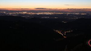 Dieses Bild zeigt eine Webcam-Aufnahme vom Achertal, aufgenommen am Sonntag, den 01.03.2026 um 19:10 Uhr. Die Temperatur betrug 6.1°C.