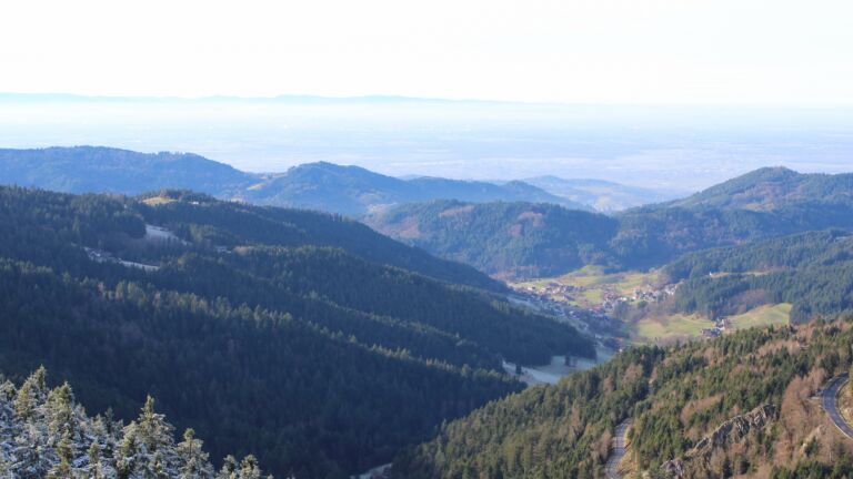 Dieses Bild zeigt eine Webcam-Aufnahme vom Achertal, aufgenommen am Montag, den 01.12.2025 um 13:40 Uhr. Die Temperatur betrug 1.9°C.