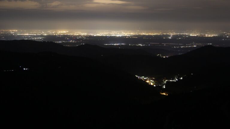 Dieses Bild zeigt eine Webcam-Aufnahme vom Achertal, aufgenommen am Sonntag, den 19.10.2025 um 22:30 Uhr. Die Temperatur betrug 10.9°C.