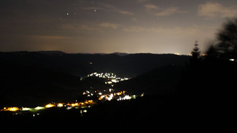 Dieses Bild zeigt eine Webcam-Aufnahme vom Achertal, aufgenommen am Dienstag, den 14.07.2026 um 00:30 Uhr. Die Temperatur betrug 25.4°C.