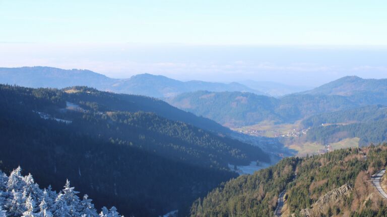 Dieses Bild zeigt eine Webcam-Aufnahme vom Achertal, aufgenommen am Freitag, den 26.12.2025 um 11:50 Uhr. Die Temperatur betrug 5.7°C.