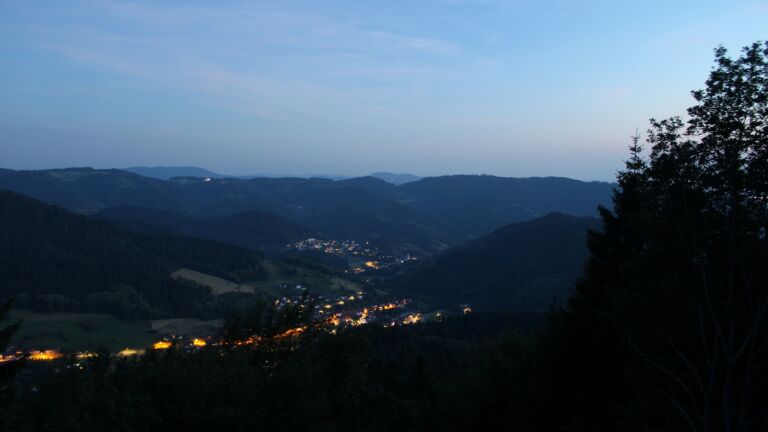 Dieses Bild zeigt eine Webcam-Aufnahme vom Achertal, aufgenommen am Montag, den 22.06.2026 um 22:30 Uhr. Die Temperatur betrug 25.8°C.
