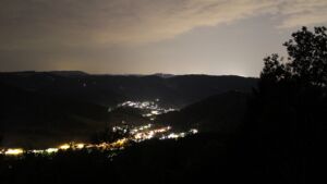 Dieses Bild zeigt eine Webcam-Aufnahme vom Achertal, aufgenommen am Samstag, den 15.08.2026 um 22:20 Uhr. Die Temperatur betrug 27.9°C.