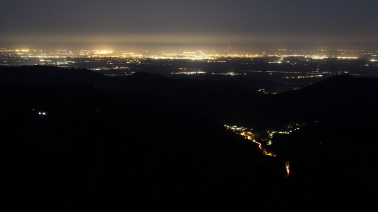 Dieses Bild zeigt eine Webcam-Aufnahme vom Achertal, aufgenommen am Freitag, den 24.04.2026 um 05:00 Uhr. Die Temperatur betrug 7.8°C.