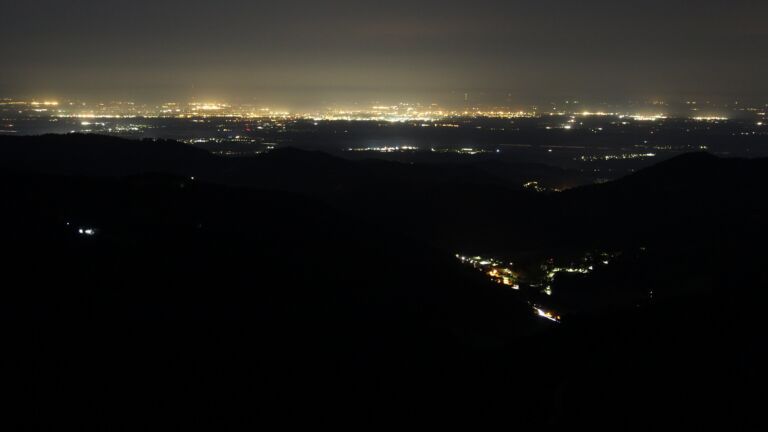 Dieses Bild zeigt eine Webcam-Aufnahme vom Achertal, aufgenommen am Sonntag, den 10.05.2026 um 04:10 Uhr. Die Temperatur betrug 12.6°C.