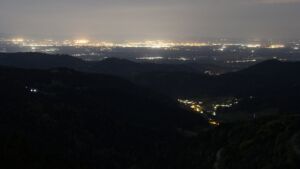 Dieses Bild zeigt eine Webcam-Aufnahme vom Achertal, aufgenommen am Dienstag, den 28.04.2026 um 00:30 Uhr. Die Temperatur betrug 9.9°C.