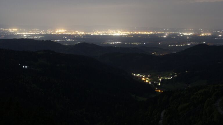 Dieses Bild zeigt eine Webcam-Aufnahme vom Achertal, aufgenommen am Dienstag, den 28.04.2026 um 00:30 Uhr. Die Temperatur betrug 9.9°C.