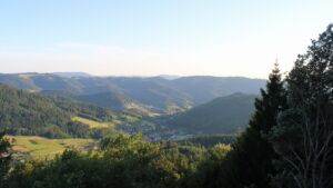 Dieses Bild zeigt eine Webcam-Aufnahme vom Achertal, aufgenommen am Freitag, den 10.07.2026 um 20:20 Uhr. Die Temperatur betrug 27°C.