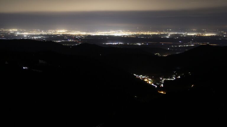 Dieses Bild zeigt eine Webcam-Aufnahme vom Achertal, aufgenommen am Samstag, den 17.01.2026 um 00:00 Uhr. Die Temperatur betrug 5.4°C.