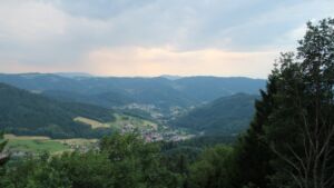 Dieses Bild zeigt eine Webcam-Aufnahme vom Achertal, aufgenommen am Dienstag, den 30.06.2026 um 21:20 Uhr. Die Temperatur betrug 22.7°C.