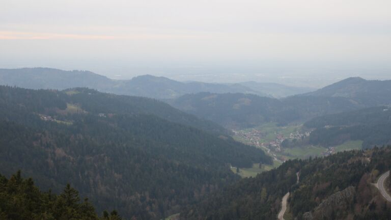 Dieses Bild zeigt eine Webcam-Aufnahme vom Achertal, aufgenommen am Freitag, den 10.04.2026 um 19:10 Uhr. Die Temperatur betrug 6.7°C.