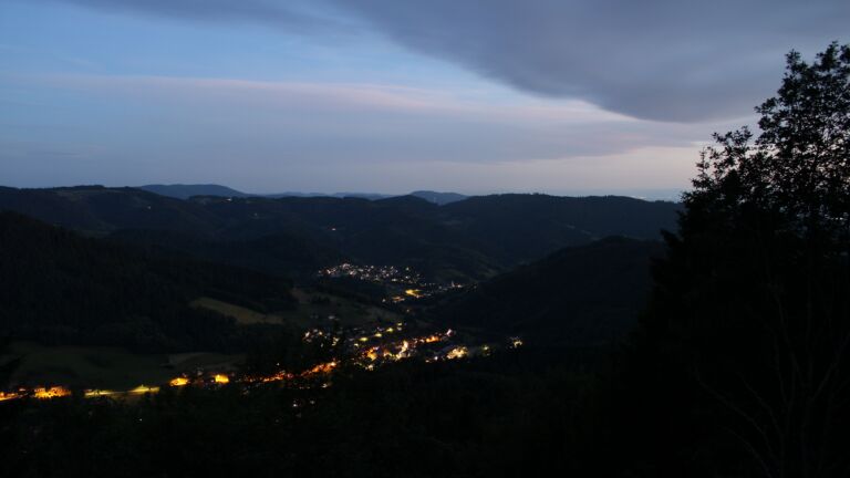 Dieses Bild zeigt eine Webcam-Aufnahme vom Achertal, aufgenommen am Sonntag, den 14.06.2026 um 22:30 Uhr. Die Temperatur betrug 13.6°C.