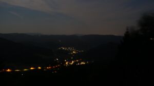 Dieses Bild zeigt eine Webcam-Aufnahme vom Achertal, aufgenommen am Sonntag, den 02.08.2026 um 04:50 Uhr. Die Temperatur betrug 18.5°C.