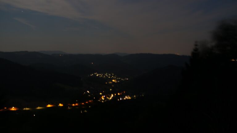 Dieses Bild zeigt eine Webcam-Aufnahme vom Achertal, aufgenommen am Sonntag, den 02.08.2026 um 04:50 Uhr. Die Temperatur betrug 18.5°C.