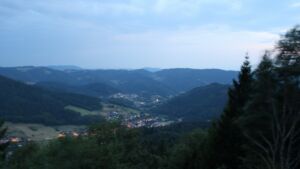 Dieses Bild zeigt eine Webcam-Aufnahme vom Achertal, aufgenommen am Montag, den 03.08.2026 um 21:30 Uhr. Die Temperatur betrug 29.1°C.