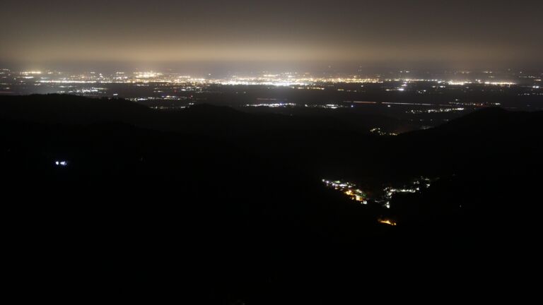 Dieses Bild zeigt eine Webcam-Aufnahme vom Achertal, aufgenommen am Freitag, den 14.11.2025 um 02:30 Uhr. Die Temperatur betrug 16.8°C.