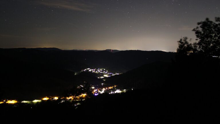 Dieses Bild zeigt eine Webcam-Aufnahme vom Achertal, aufgenommen am Sonntag, den 23.08.2026 um 02:00 Uhr. Die Temperatur betrug 13.7°C.