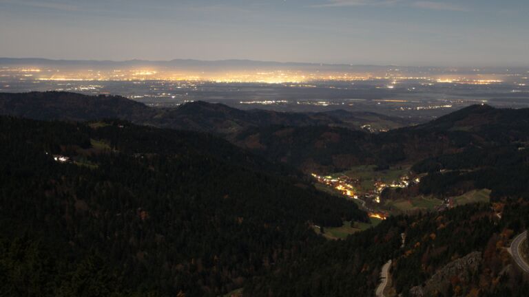 Dieses Bild zeigt eine Webcam-Aufnahme vom Achertal, aufgenommen am Mittwoch, den 05.11.2025 um 23:30 Uhr. Die Temperatur betrug 14.2°C.