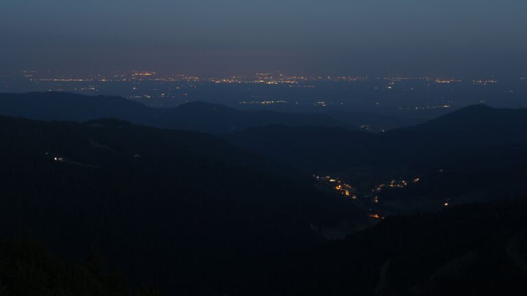 Dieses Bild zeigt eine Webcam-Aufnahme vom Achertal, aufgenommen am Sonntag, den 17.08.2025 um 05:30 Uhr. Die Temperatur betrug 13.6°C.
