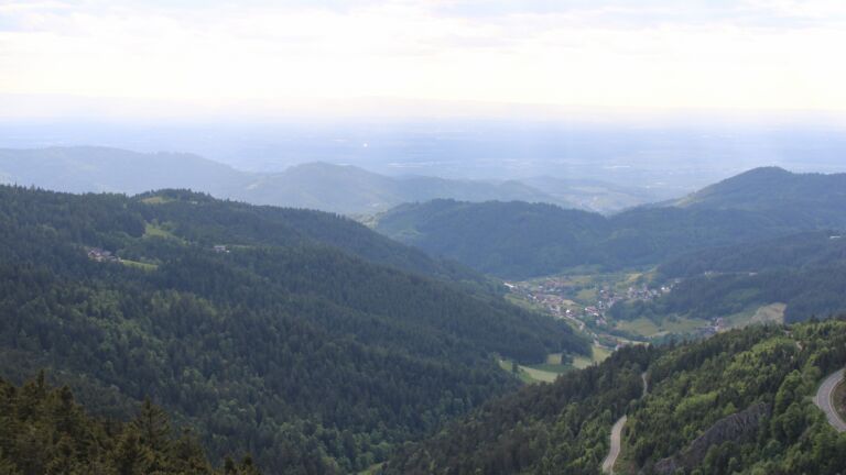 Dieses Bild zeigt eine Webcam-Aufnahme vom Achertal, aufgenommen am Freitag, den 16.05.2025 um 18:50 Uhr. Die Temperatur betrug 10.4°C.